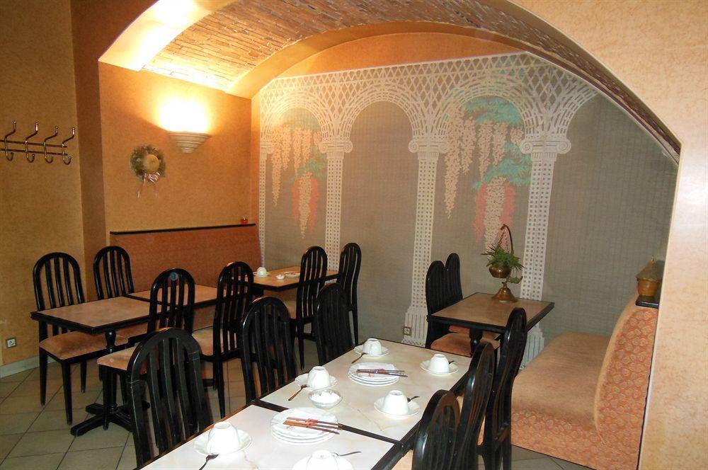 Hotel George Montmélian Buitenkant foto