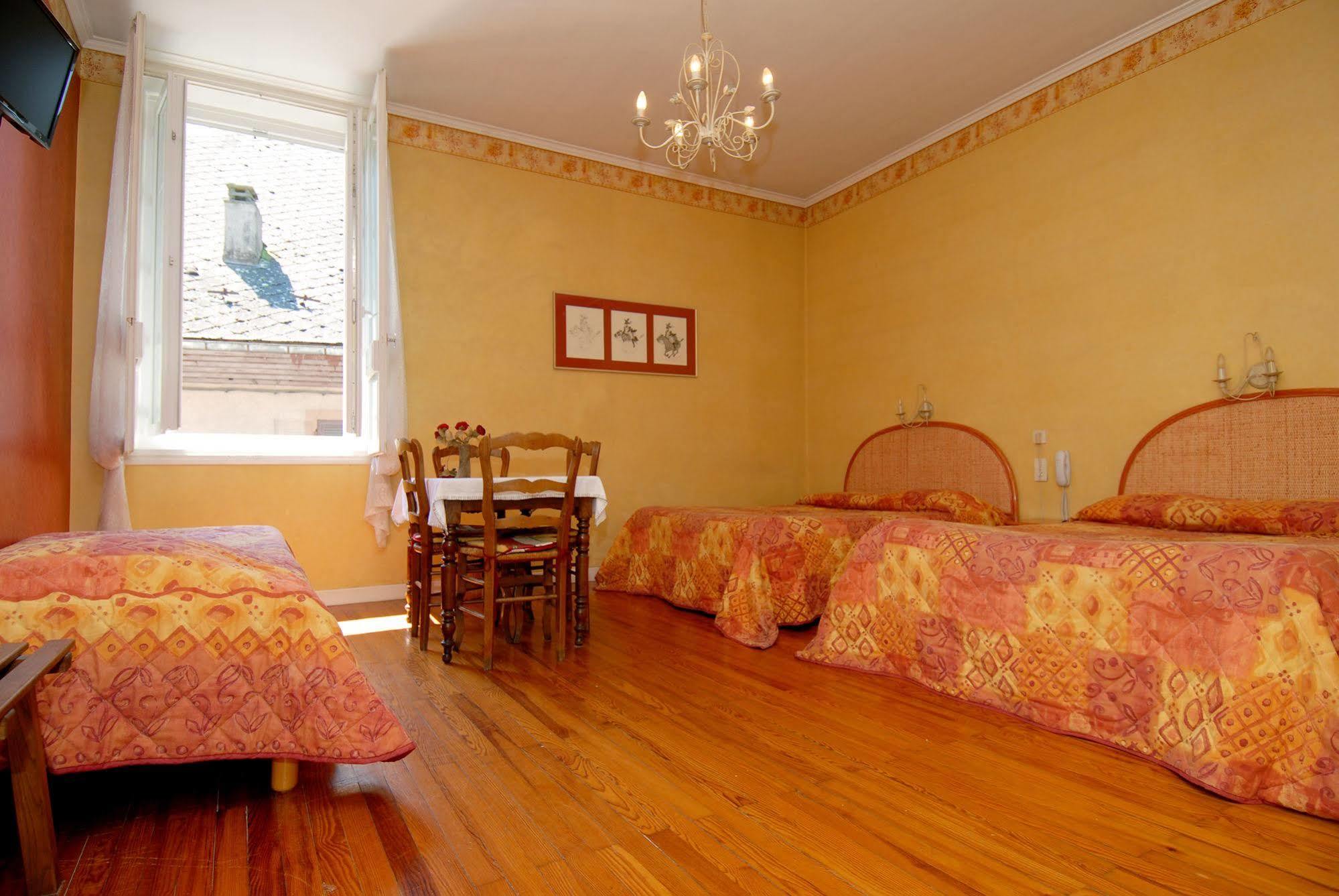 Hotel George Montmélian Buitenkant foto