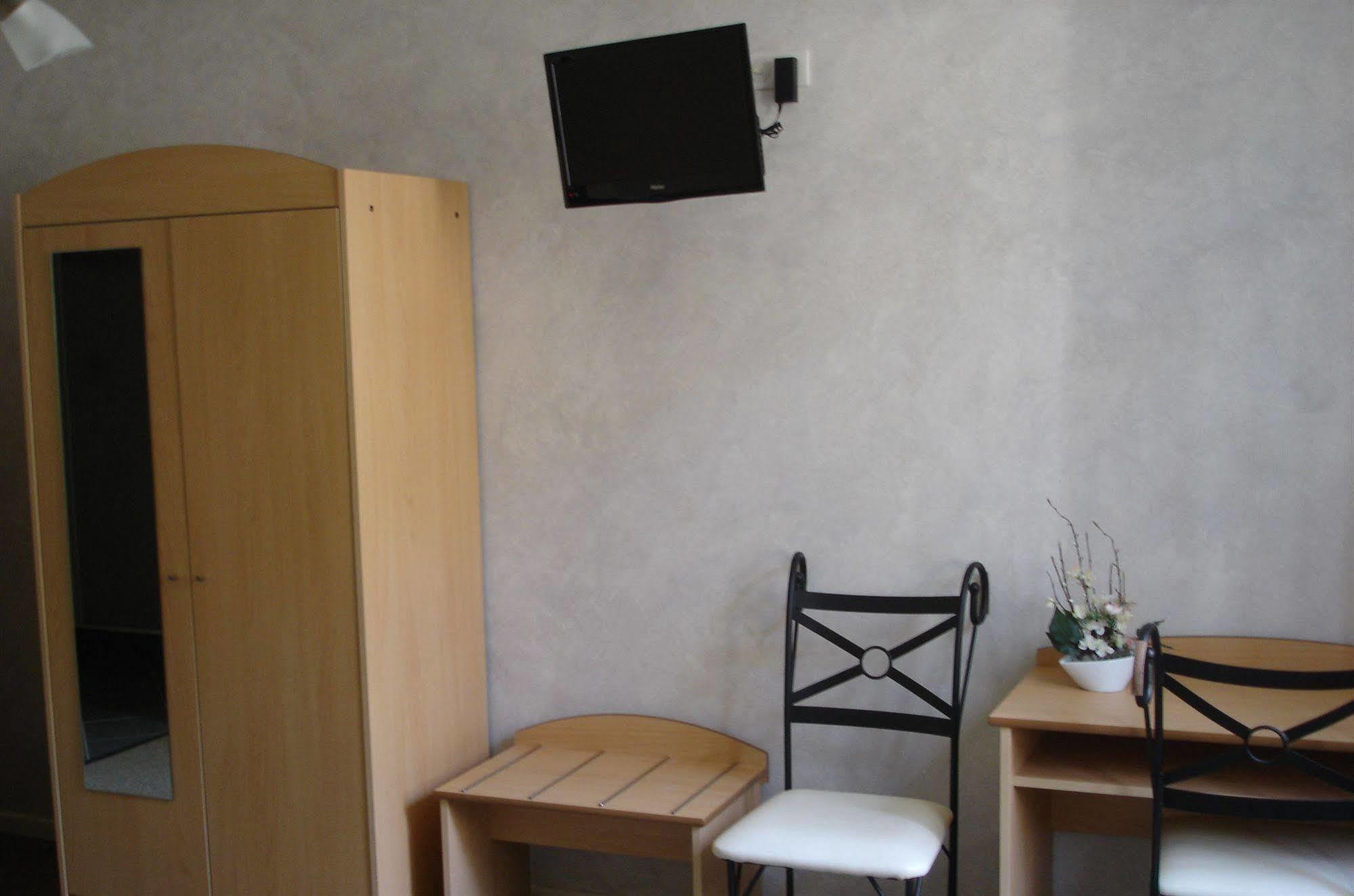 Hotel George Montmélian Buitenkant foto