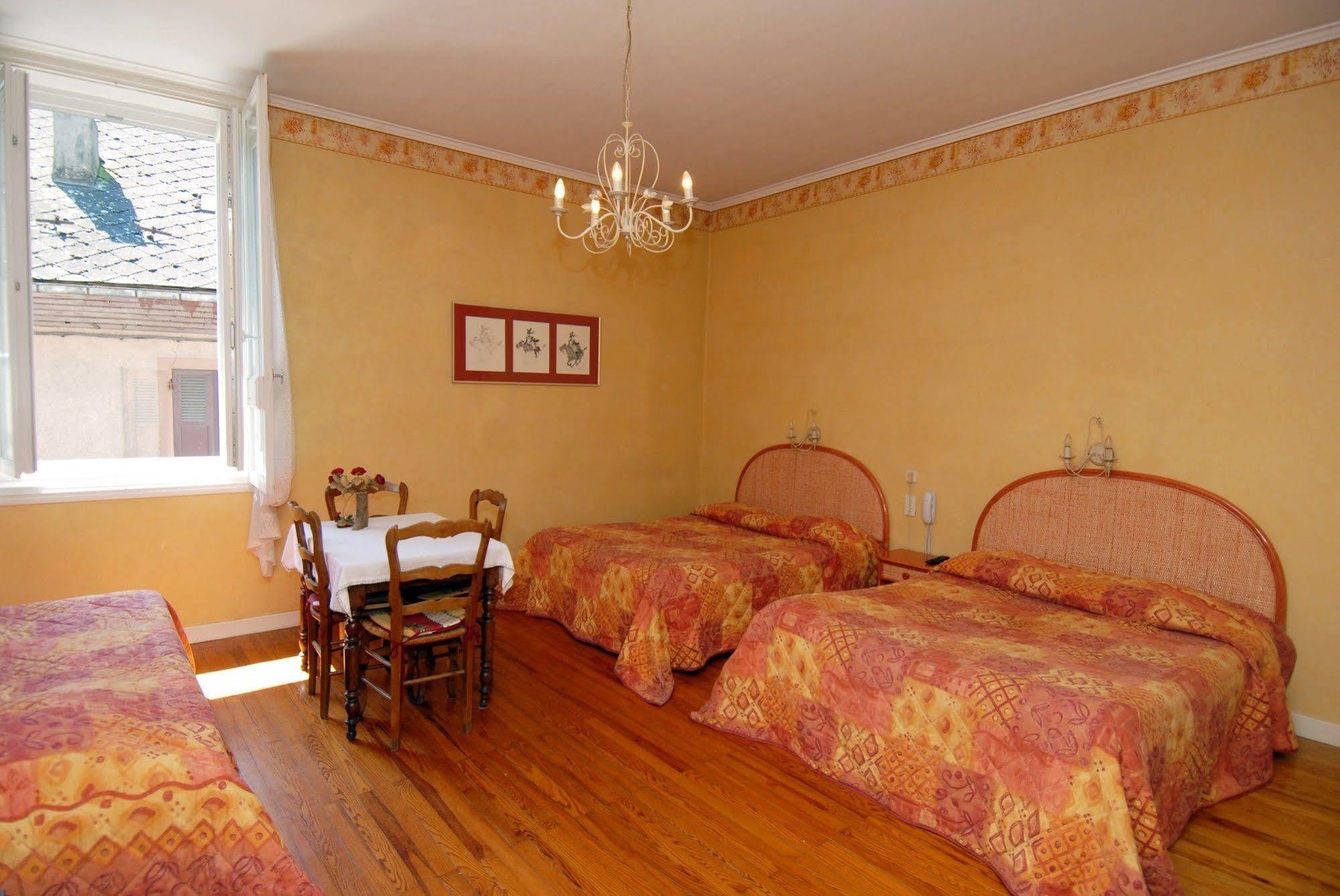 Hotel George Montmélian Buitenkant foto
