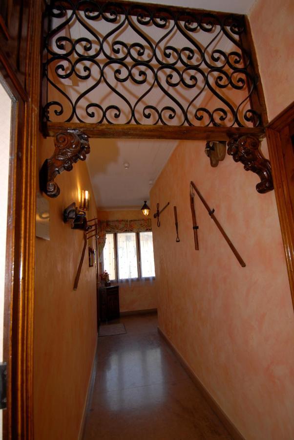Hotel George Montmélian Buitenkant foto